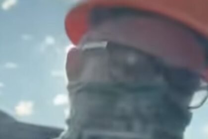 ICE Agent Caught on Camera Disguised as a Construction Worker