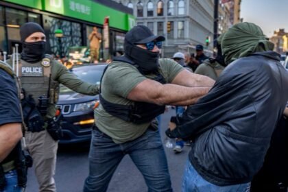 Lawmaker Challenges ICE Plan to Hire Bounty Hunters