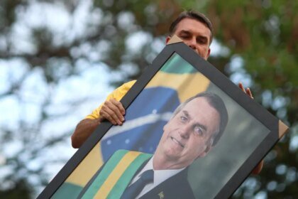 Flávio Bolsonaro Follows Family Playbook, Flees to Trump’s America