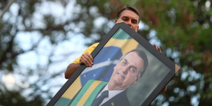 Flávio Bolsonaro Follows Family Playbook, Flees to Trump’s America